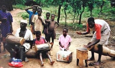 99年に訪れたNGOMAするギリヤマ人の村にて