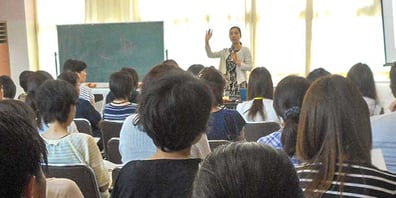 学校で女性向けに講演をする研修講師菅野昭子