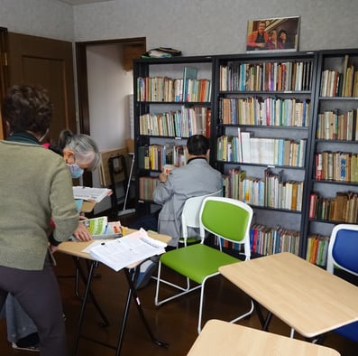 蔵書棚の整理風景