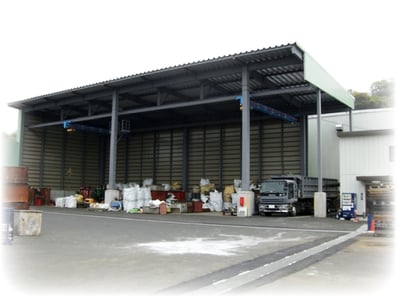 加藤商店の最も重要な業務を行うヤードです。 （荷受・引き取り・検収・梱包・出荷など）