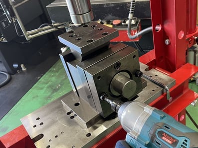 STEP1 Loosen the bolts