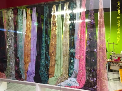 Textilien Schneider Stoff Farben Bügeln sticken nähen schneiden anpassen kleider hosen mantel jacke pelzjacke pelzmantel verlängern verkürzen färben reparieren reissverschluss wechseln knopf annähen  Leder Brugghof maag-isch niederurnen  Hosen neu füttern