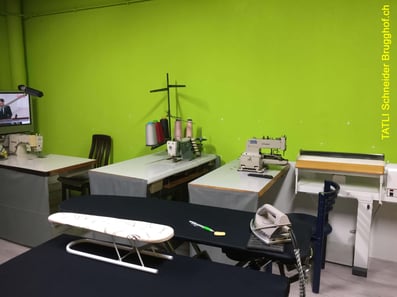 Tatli Fahrittin kürzen einnehmen nähen schneiden anpassen kleider hosen mantel jacke pelzjacke pelzmantel verlängern verkürzen färben reparieren reissverschluss wechseln knopf annähen  Leder Brugghof maag-isch niederurnen  Hosen neu füttern