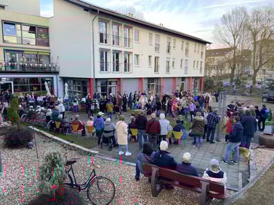 Besucher auf dem Hof des WDZ Weilerbachs Winterverbrennung CDU-Weilerbach