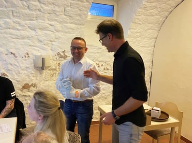 Vorstand Alexander Huhn gratuliert dem Ortsbürgermeisterkandidat Jochen Kassel