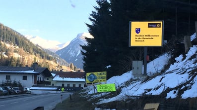 Debant Fahrtrichtung Lienz vor KIKA Möbelhaus