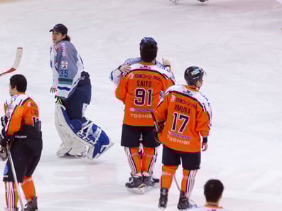 アイスバックス#91斉藤毅選手がフリーブレイズ#84菊池恭平選手と肩をたたき合います