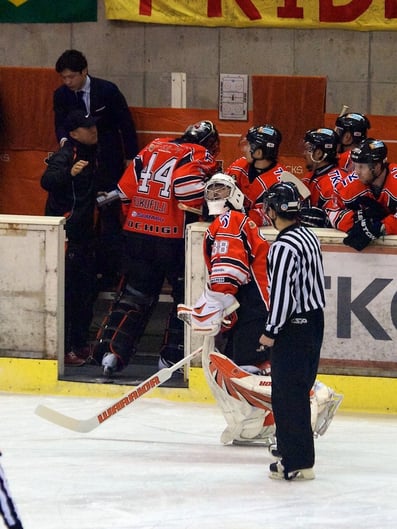 アイスバックス福藤選手が負傷退場、小野選手が替わります