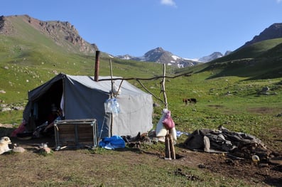 Sommersiedlung von Kyzyl-Oi, wo während der Sommermonate lokale Produkte hergestellt werden.  Bild Zäch.