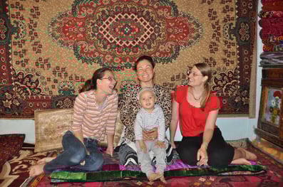 Die Ethnologin Katerina Zäch, links, mit kirgisischen Frauen, 2013. 