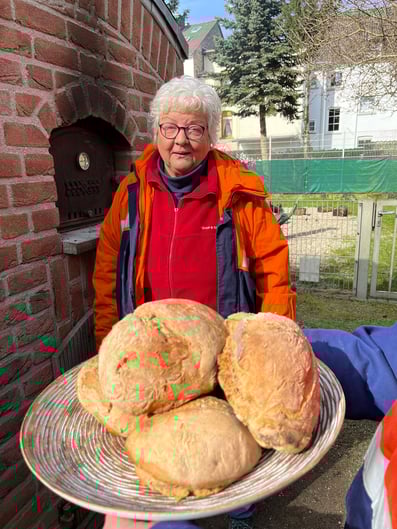 Gabriele Bonk-Grabow beim Brotbacken in der Fastenzeit  l  Foto: Larissa Braunöhler, Caritas DU