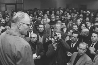 Bergwerksdirektor Stein hielt die Presse auf dem Laufenden. Über 400 Journalisten aus dem In- und Ausland waren vor Ort.