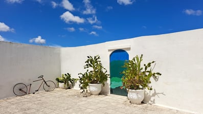 Weißes Haus mit blauer Tür in Ostuni