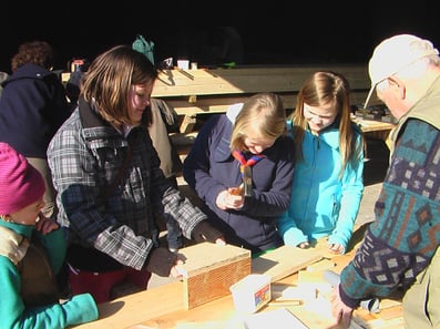Nistkastenbau mit Kindern - Foto: NABU/K. Haverkamp