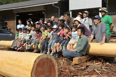丸太の皮むき体験