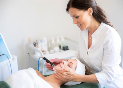 Portrait Priska Zemp, Kosmetikerin & Inhaberin von Pure Skin Kosmetik Eich, Expertin für Gesichtsbehandlungen für die junge wie auch reife Haut, für Sie und Ihn. 