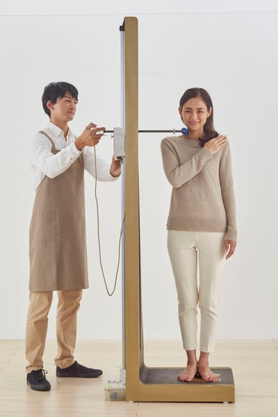 オーダーメイド枕の計測　まずは横向き寝から。