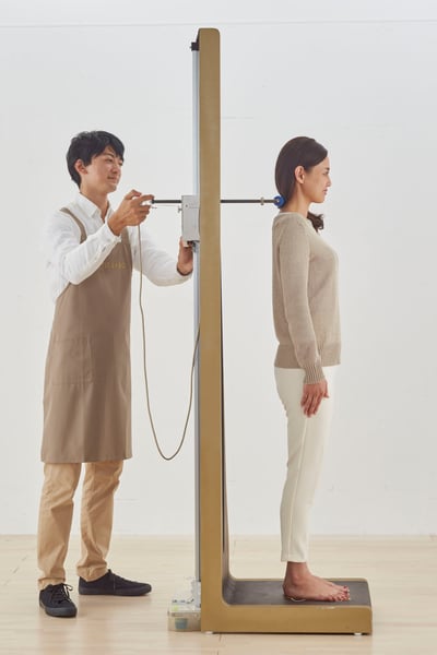 オーダーメイド枕の計測　次はは仰向け寝の背中のライン