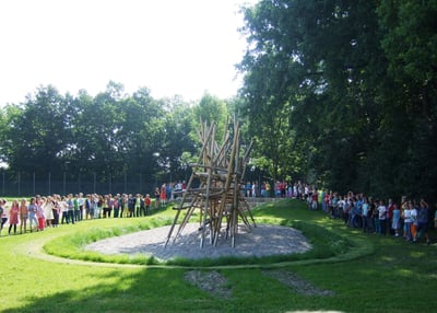 Alle Kinder und Lehrkräfte sind versammelt.