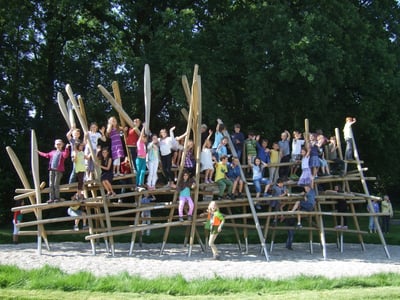 Der große Moment: Die Kinder erobern das Klettergerüst!