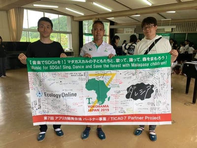 女子ラグビー代表の中野コーチは多忙な取材スケジュールの合間を縫ってお話させて頂きました。フラッグはご覧の通り、代表チーム選手と、郡上市の小学校のみなさんのメッセージでいっぱいになりました!オリンピックに向けて、応援の気持ちを込めて、私たちはこのフラッグを持ちまわりながら活動していきます。