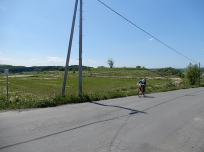 坂道を走るオガワ