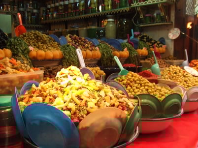 モロッコのオリーブやさん、味の種類がいっぱい。モロッコ人お母さんは日本の自家製「梅干し」みたいに、家庭で自分で「オリーブ」を味付けするんですよ♪