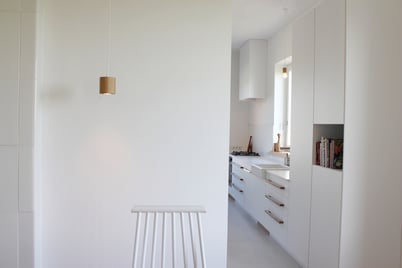 Dom Leśna – fragment kuchni widoczny z salonu - projekt wnętrz