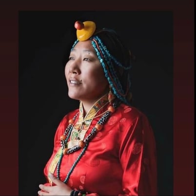 Gazom Lhamo, Mantrasingen, Mantra, Heilmantra, tibetische Lieder, traditionelle tibetische Tracht