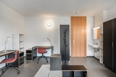 Schreibtisch, Regal und Schrank