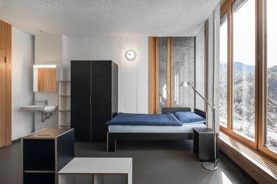 Schrank, Bett, Nachttisch und im Vordergrund Regal