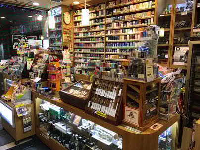 タバコ、葉巻の種類も豊富です。