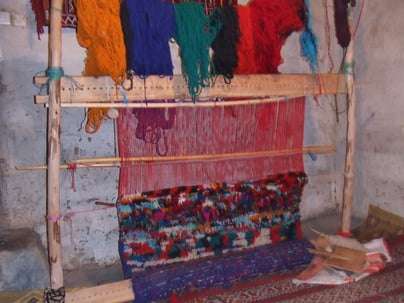 村の女性達は、伝統的な技法で羊の毛を染め、頭の中にあるデザインを思い描きながら絨毯を織り上げていきます。サフィ―ヤ モロッコ