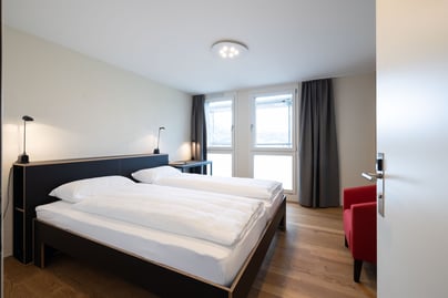 Doppelbett mit kopfseitigem Regal