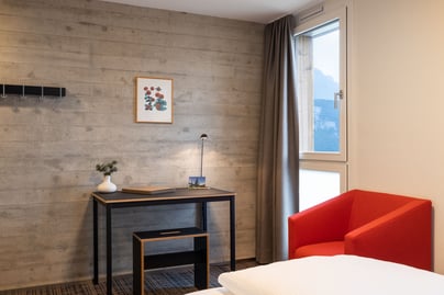 Schreibtisch mit Hocker