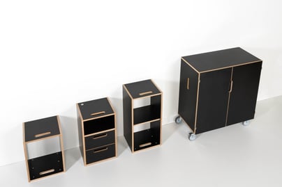 von links: kleines Regal / Nachttisch mit Schubladen / grosses Regal mit Mittelwand / Spind klein