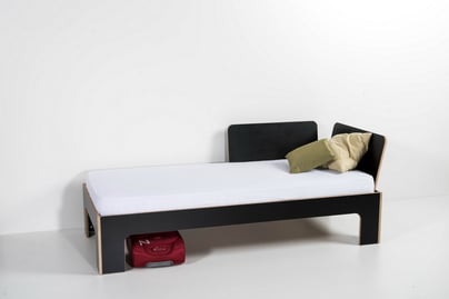 Bett mit Rücklehnen (so auch als Sitzgelegenheit nutzbar)