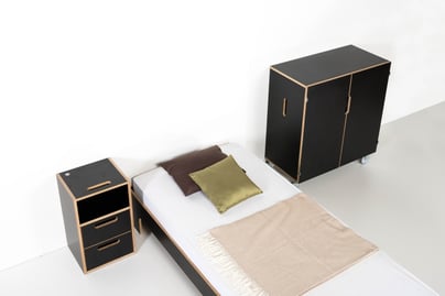 Links vom Bett der room³ Nachtisch