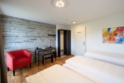 mitte Schreibtisch mit Hocker, rechts Schrank mit Garderobe