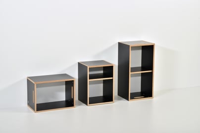 links kleines Regal (liegend oder stehend), mitte Regal mit verstellbarem Tablar, rechts grosses Regal mit Mittelwand (stehend oder liegend)