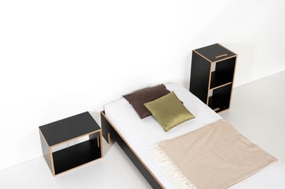 links das kleine room³ Regal als Nachttisch