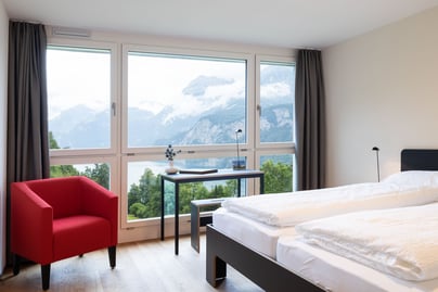 Bett, Tisch und Hocker