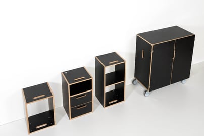 Von links: Kleines Regal / Nachttisch mit Schubladen / grosses Regal mit Mittelwand / Spind klein