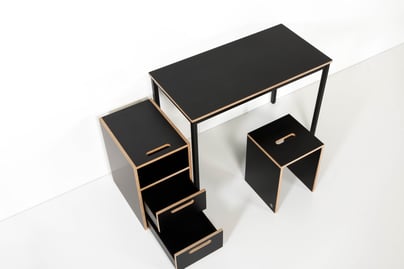 Pultkorpus mit Tisch und Hocker