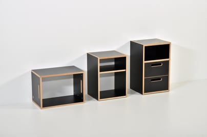 links kleines Regal (liegend oder stehend), mitte Regal mit verstellbarem Tablar, rechts Nachttisch mit Nische und Schubladen