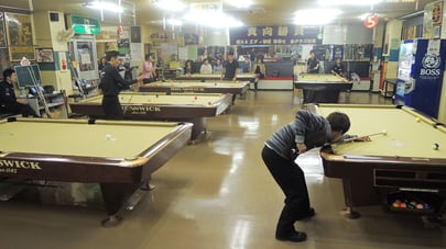 石川県「エディ」。右側手前で撞いているのは土方隼斗プロ