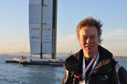 Beim 33. America's Cup 2010 in Valencia. Im Hintergrund Larry Ellisons bei weitem interessanteste Yacht