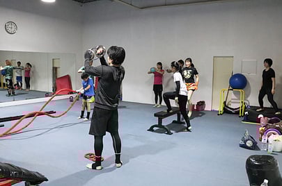 ▲スミスマシンやケトルベル、バーンマシン等の筋トレ用具も充実してます！