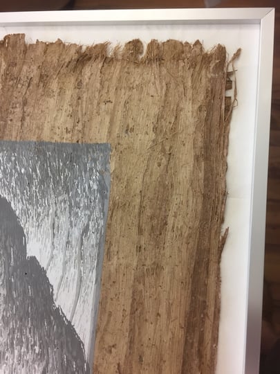 Kastenrahmen; Objekt vollflächig präsentiert. Reversible alterungsbeständige Fixierung.