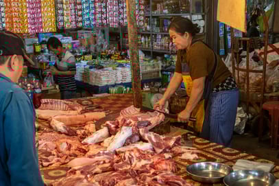 In Laos werden (fast) alle Lebensmittel auf Märkten gehandelt ...